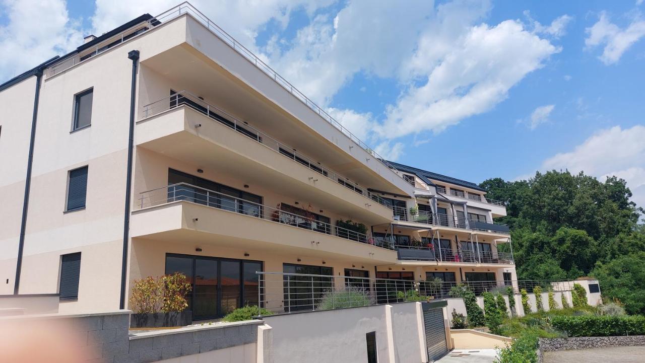 Leona, Apartment
